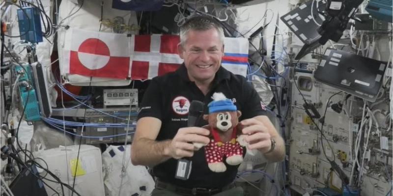 Це було варте того. Данський астронавт провіз ведмедика з коміксів на МКС і влаштував йому сальто